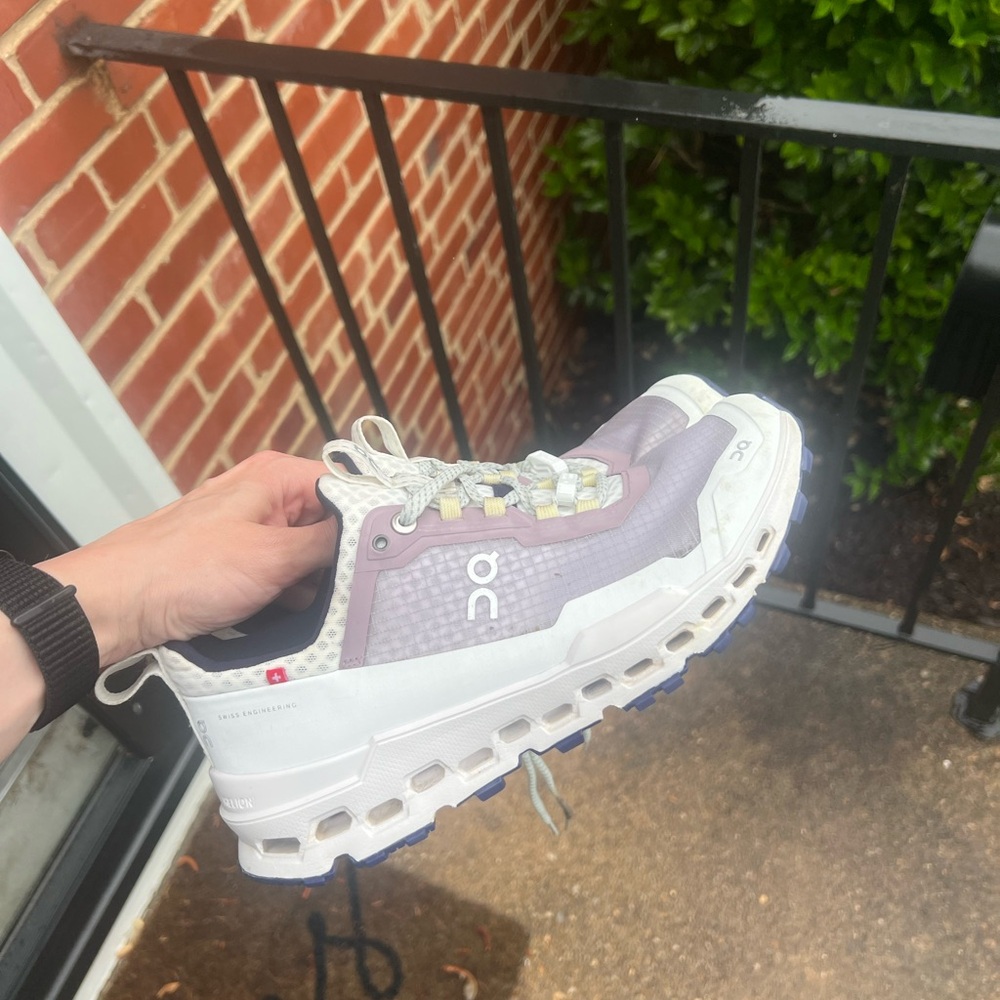 like new limited edition On Women’s Cloudultra